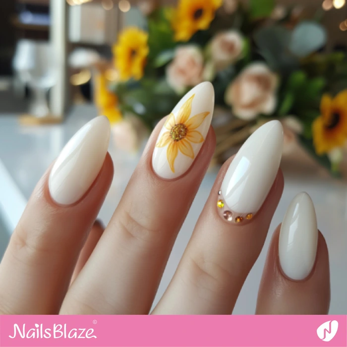 Sunflower Accent Nail for Wedding Day | Sunflower Nails - NB5273