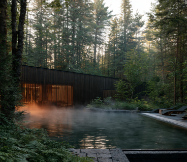 Laurentian forest retreat and Nordic spa setting in Québec